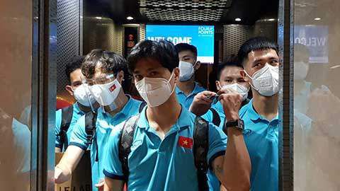 【比赛关键事件】第8分钟，赫拉芬贝赫横传，索博斯洛伊弧顶处爆射被扑，路易斯-迪亚斯想过掉门将没能成功，球来到萨拉赫脚下，萨拉赫打空门得手，但这球边裁举旗，在索博斯洛伊射门时，路易斯-迪亚斯处于越位位置。